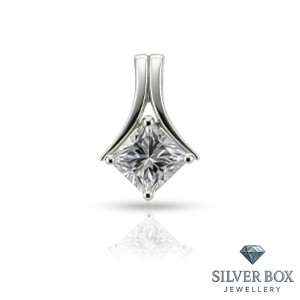 Красива и елегантна сребърна висулка с камък SB184473
